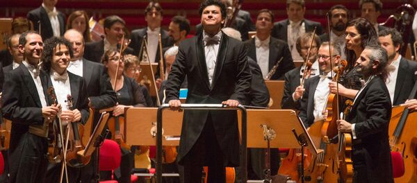 Азиз Шохакимов с оркестром Театро Камунале в Болонии Азиз Шохакимов с оркестром Театро Камунале в Болонии - Sputnik Узбекистан