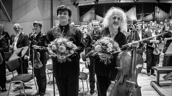С живой легендой-виолончелистом Миша Майским, после концерта С живой легендой-виолончелистом Миша Майским, после концерта - Sputnik Узбекистан