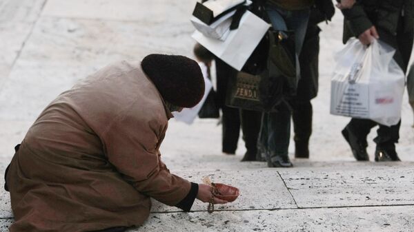 Женщина просит подаяние Женщина просит подаяние - Sputnik Узбекистан