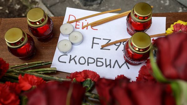 Цветы в память о погибших в авиакатастрофе Boeing-737 - Sputnik Узбекистан
