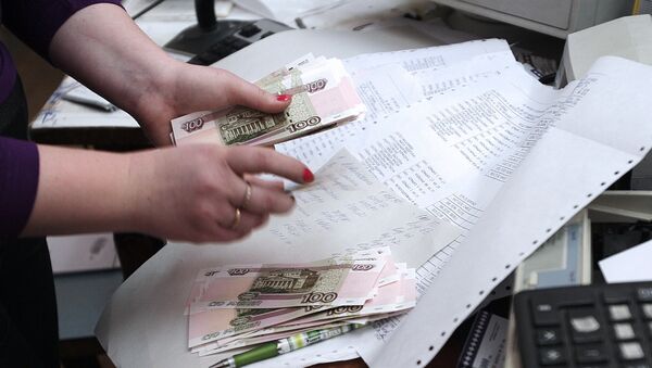 Сотрудница почтового отделения во время выдачи пенсии - Sputnik Узбекистан