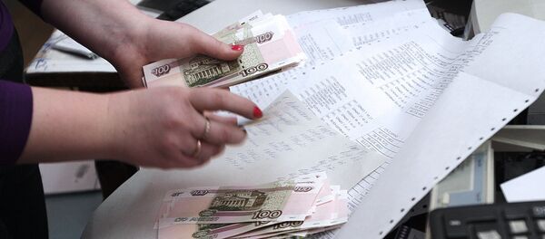 Сотрудница почтового отделения в Симферополе во время выдачи пенсии Сотрудница почтового отделения в Симферополе во время выдачи пенсии - Sputnik Узбекистан