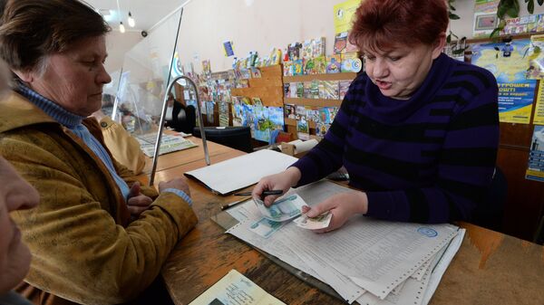 Жительница Крыма получает пенсию в почтовом отделении  - Sputnik Узбекистан