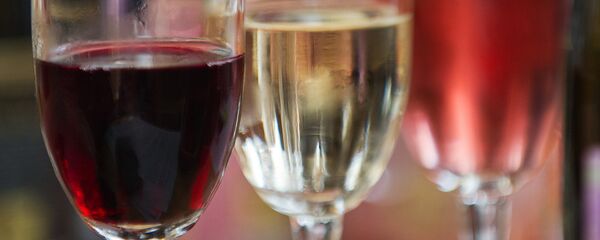 Бокалы с вином во время проведения дегустации - Sputnik Узбекистан
