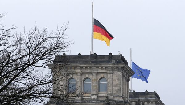 Флаг Германии, приспущенный в знак траура. - Sputnik Ўзбекистон