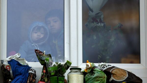 Дети-беженцы смотрят из окна - Sputnik Узбекистан