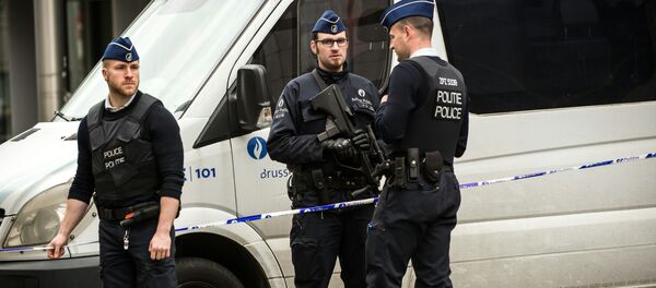 Полиция на у станции метро Мальбек в Брюселе Полиция на у станции метро Мальбек в Брюселе - Sputnik Узбекистан