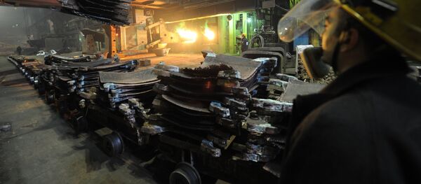 Плавка в анодной печи в плавильном цехе - Sputnik Узбекистан