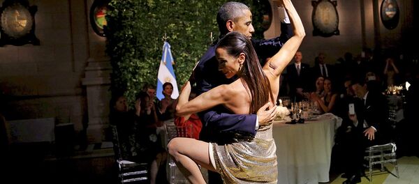 AQSh prezidenti Barak Obama Argentina prezidenti qabulida tango raqsini ijro etdi AQSh prezidenti Barak Obama Argentina prezidenti qabulida tango raqsini ijro etdi - Sputnik O‘zbekiston