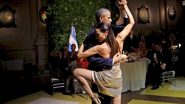 AQSH prezidenti Barak Obama Argentina prezidenti qabulida tango raqsini ijro etdi - Sputnik Oʻzbekiston