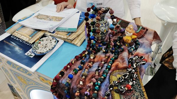 Сувениры и украшения на стенде Узбекистана с Московской международной выставки Mitt Путешаствия и туризм Сувениры и украшения на стенде Узбекистана с Московской международной выставки Mitt Путешаствия и туризм - Sputnik Узбекистан
