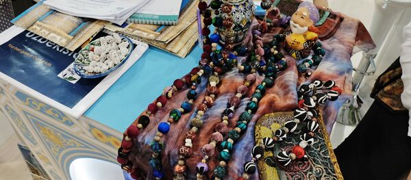 Сувениры и украшения на стенде Узбекистана с Московской международной выставки Mitt Путешаствия и туризм Сувениры и украшения на стенде Узбекистана с Московской международной выставки Mitt Путешаствия и туризм - Sputnik Узбекистан