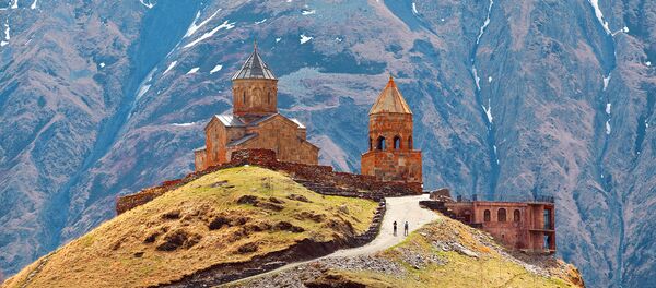 Троицкая церковь в Гергети, Грузия Троицкая церковь в Гергети, Грузия - Sputnik Узбекистан