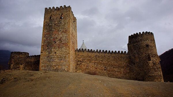 Крепость Ананури на Военно-Грузинской дороге Крепость Ананури на Военно-Грузинской дороге - Sputnik Узбекистан