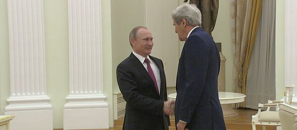 Пул олиб келган бўлсангиз керак, деб ҳазил қилди Путин Керрига қараб Пул олиб келган бўлсангиз керак, деб ҳазил қилди Путин Керрига қараб - Sputnik Ўзбекистон