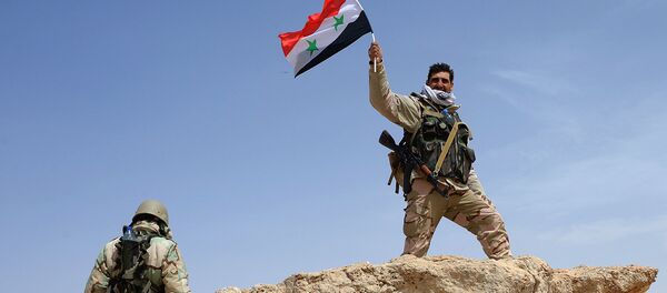 Боец отряда народного ополчения Соколы пустыни с флагом Сирии Боец отряда народного ополчения Соколы пустыни с флагом Сирии - Sputnik Узбекистан
