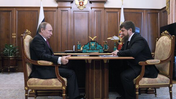 Rossiya prezidenti V. Putin Checheniston rahbarini vaqtincha bajaruvchi Ramzan Qodirov bilan - Sputnik O‘zbekiston