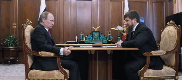 Россия президенти В. Путин Чеченистон раҳбарини вақтинча бажарувчи Рамзан Қодиров билан Россия президенти В. Путин Чеченистон раҳбарини вақтинча бажарувчи Рамзан Қодиров билан - Sputnik Ўзбекистон