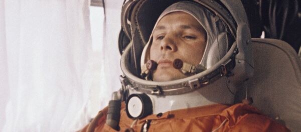 Юрий Гагарин  едут в автобусе на стартовую площадку космодрома Байконур - Sputnik Узбекистан