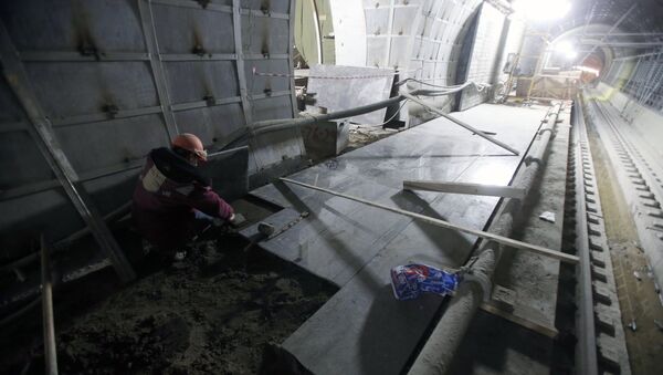 Рабочий укладывает плитку на будущей платформе - Sputnik Узбекистан