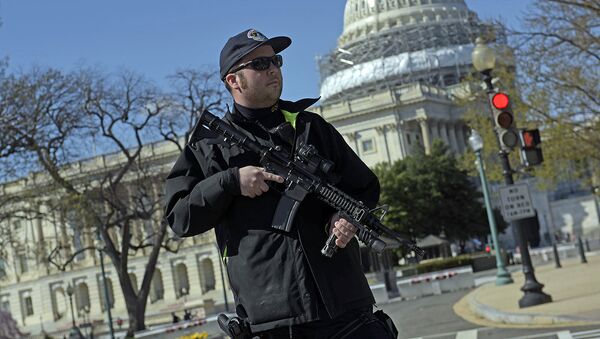 Офицер полиции на посту у здания Капитолия в Вашингтоне - Sputnik Узбекистан