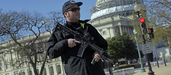 Офицер полиции на посту у здания Капитолия в Вашингтоне - Sputnik Узбекистан