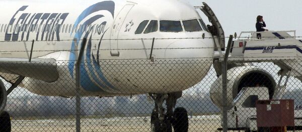 Захваченный лайнер авиакомпании Egypt Air Захваченный лайнер авиакомпании Egypt Air - Sputnik Узбекистан