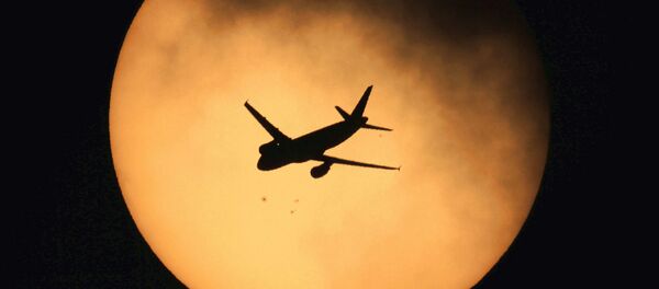 Силуэт самолета А320 на фоне луны Силуэт самолета А320 на фоне луны - Sputnik Узбекистан