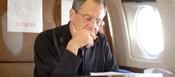 Глава МИД РФ Сергей Лавров в салоне самолета - Sputnik Узбекистан
