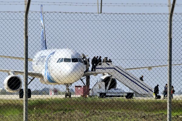 Пассажиров эвакуируют из угнанного самолета Аэробус 320 - Sputnik Узбекистан