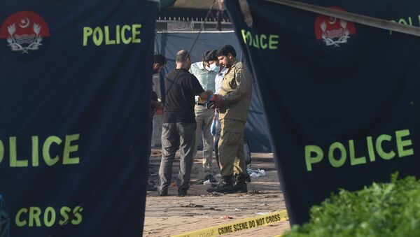 Пакистанские силовики собирают доказательства на месте теракта - Sputnik Узбекистан