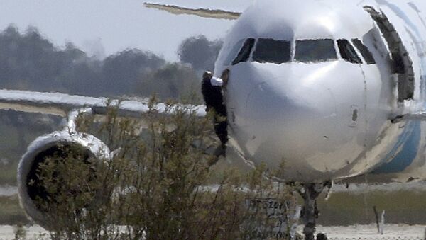 Пилот выбирается из кабины захваченного самолета Egypt Air - Sputnik Узбекистан