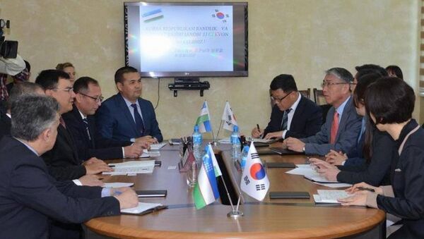 Корейская сторона провела встречу с министром труда Узбекистана А.Абдухакимовым - Sputnik Узбекистан
