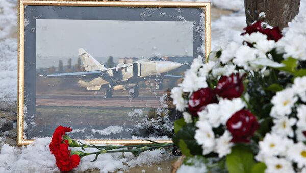 Жители несут цветы к памятнику авиаторам в Липецке - Sputnik Узбекистан