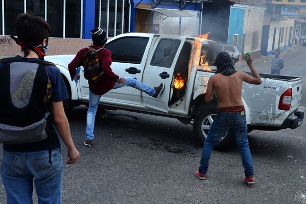 Протесты населения в Венесуэле - Sputnik Узбекистан