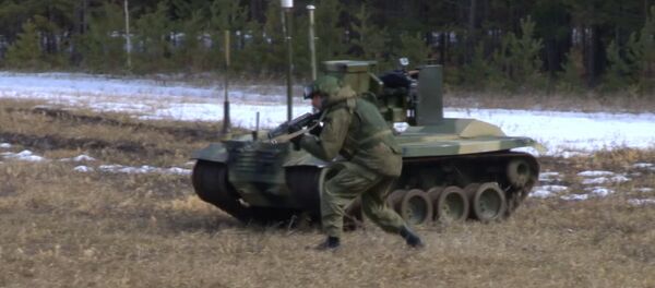 Боевой робот Нерехта охранял Тополь-М на учениях под Иркутском Боевой робот Нерехта охранял Тополь-М на учениях под Иркутском - Sputnik Узбекистан