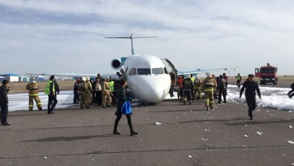 Аварийная посадка Fokker 100 авиакомпании Bek Air в Астане - Sputnik Узбекистан