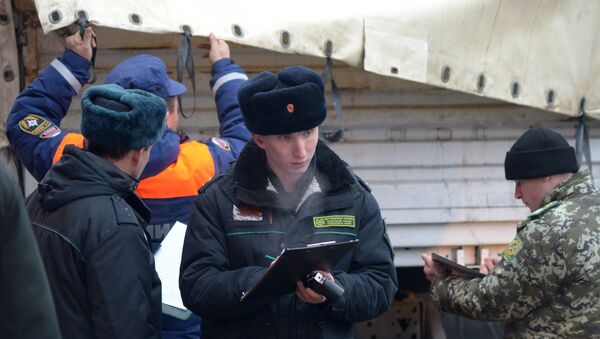 Шестнадцатый гуманитарный конвой для жителей юго-востока Украины прибыл на КПП Донецк - Sputnik Узбекистан