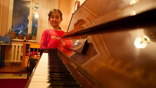 6-летняя Малика рядом с пианино - Sputnik Узбекистан