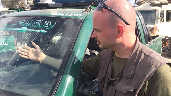 Александр Копысов показывает обстрелянный автомобиль - Sputnik Узбекистан