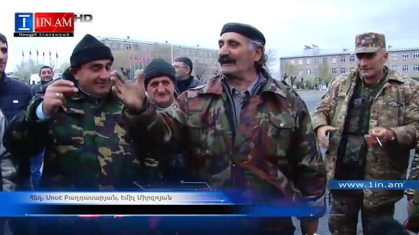 В бой идут одни старики: отправка добровольцев в Карабах - Sputnik Узбекистан