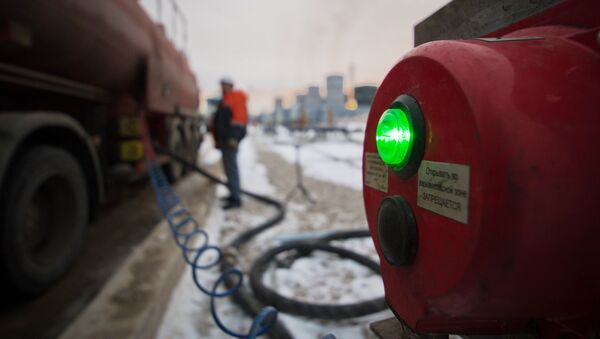 Приемка топлива с бензовоза - Sputnik Узбекистан