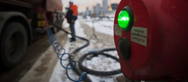 Приемка топлива с бензовоза Приемка топлива с бензовоза - Sputnik Узбекистан
