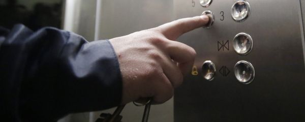 Установка энергосберегающего лифта в жилом доме - Sputnik Узбекистан