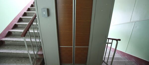 Работа лифта в одном из домов - Sputnik Узбекистан