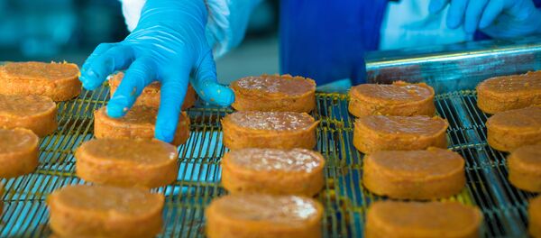 В цехе по производству котлет В цехе по производству котлет - Sputnik Ўзбекистон