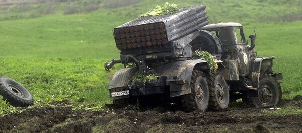 Автомобиль с установкой залпового огня Град в районе села Мадагис Автомобиль с установкой залпового огня Град в районе села Мадагис - Sputnik Узбекистан