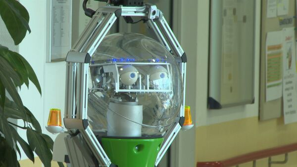 Голубоглазый робот-сиделка развлекал пациентов клиники для престарелых - Sputnik Узбекистан