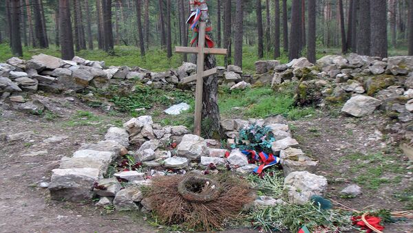 Игорь Гусев собрал то, что разбросали вандалы во время погрома на кладбище - Sputnik Узбекистан