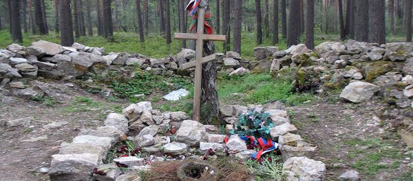 Игорь Гусев собрал то, что разбросали вандалы во время погрома на кладбище - Sputnik Узбекистан